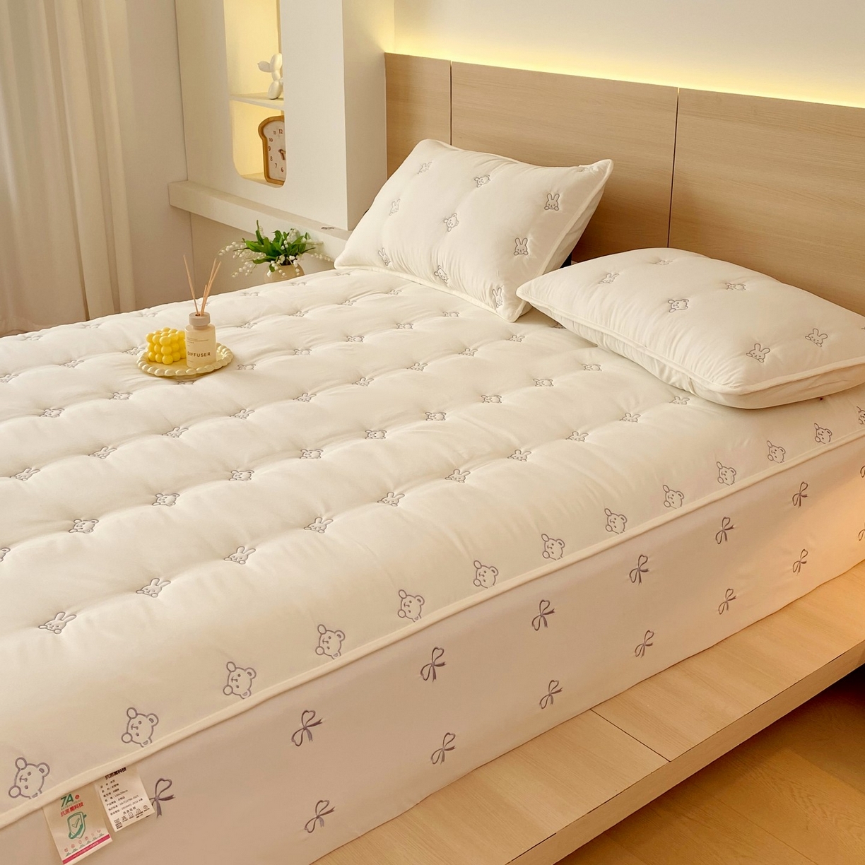 91家纺网 家纺一手货源 找家纺 尊康家纺（原磊科） 2025新款7A抗菌奶昔棉床笠-熊猫兔 熊猫兔-米白