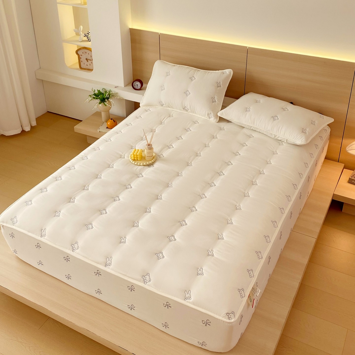 91家纺网 家纺一手货源 找家纺 尊康家纺（原磊科） 2025新款7A抗菌奶昔棉床笠-熊猫兔 熊猫兔-米白