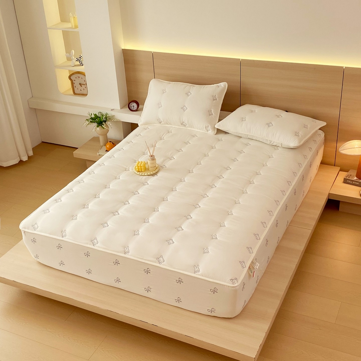 91家纺网 家纺一手货源 找家纺 尊康家纺（原磊科） 2025新款7A抗菌奶昔棉床笠-熊猫兔 熊猫兔-米白