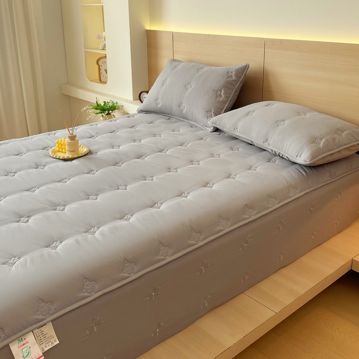 91家纺网 家纺一手货源 找家纺 尊康家纺（原磊科） 2025新款7A抗菌奶昔棉床笠-熊猫兔 熊猫兔-绅士灰