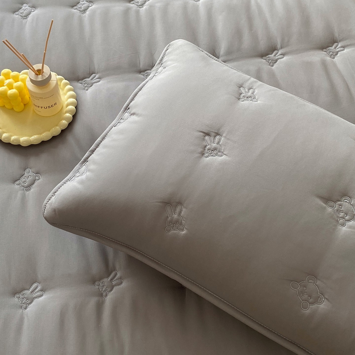 91家纺网 家纺一手货源 找家纺 尊康家纺（原磊科） 2025新款7A抗菌奶昔棉床笠-熊猫兔 熊猫兔-绅士灰