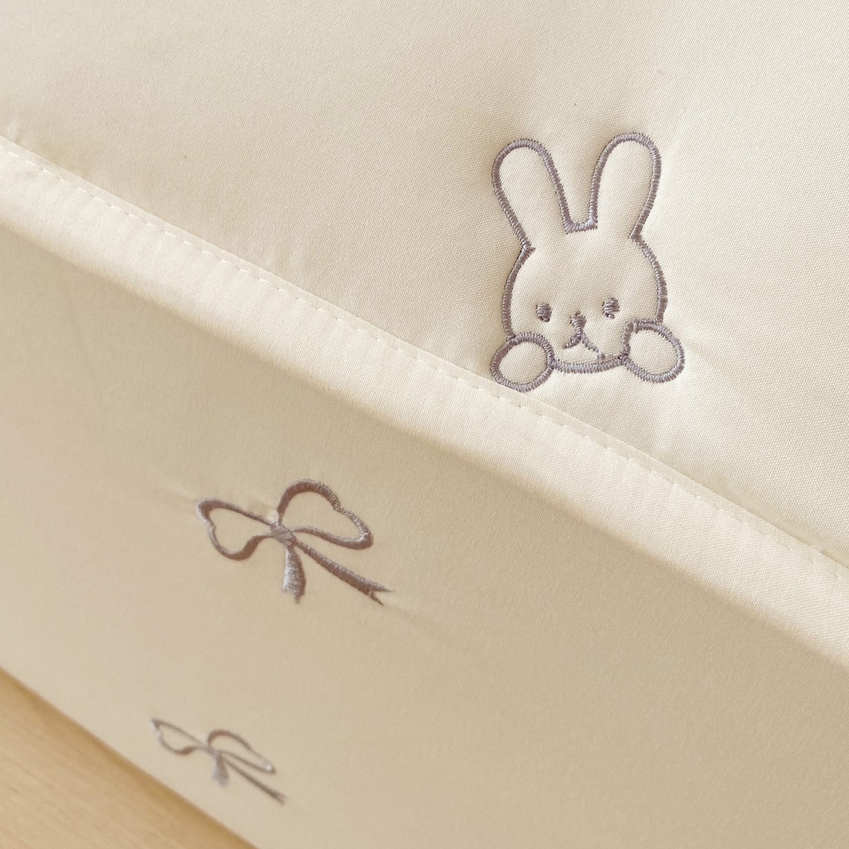 91家纺网 家纺一手货源 找家纺 尊康家纺（原磊科） 2025新款7A抗菌奶昔棉床笠-熊猫兔 熊猫兔-米白