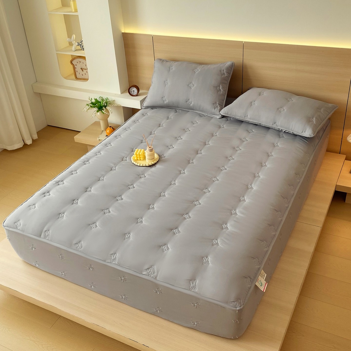 91家纺网 家纺一手货源 找家纺 尊康家纺（原磊科） 2025新款7A抗菌奶昔棉床笠-熊猫兔 熊猫兔-绅士灰