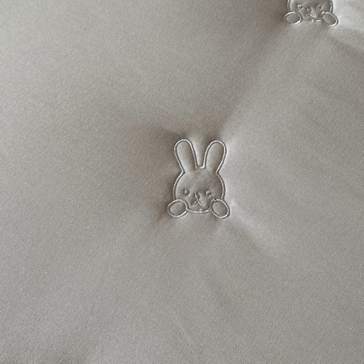 91家纺网 家纺一手货源 找家纺 尊康家纺（原磊科） 2025新款7A抗菌奶昔棉床笠-熊猫兔 熊猫兔-绅士灰