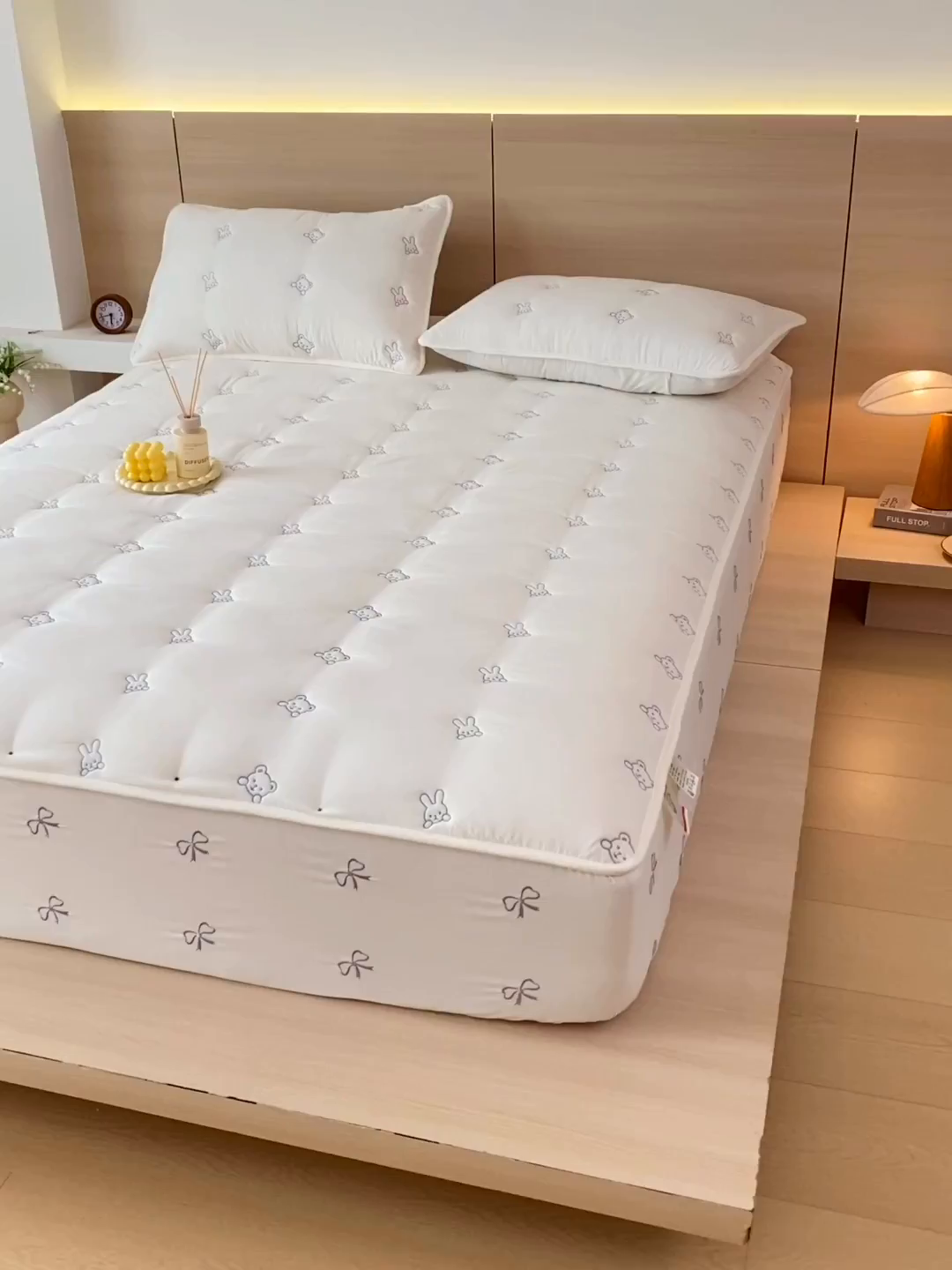 91家纺网 家纺一手货源 找家纺 尊康家纺（原磊科） 2025新款7A抗菌奶昔棉床笠-熊猫兔 熊猫兔-米白