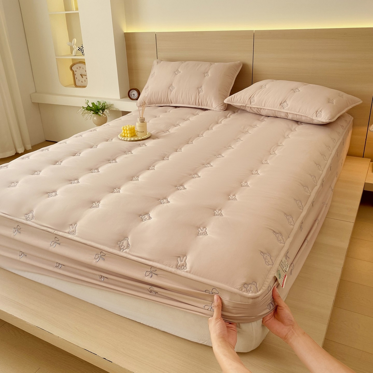 91家纺网 家纺一手货源 找家纺 尊康家纺（原磊科） 2025新款7A抗菌奶昔棉床笠-熊猫兔 熊猫兔-米咖