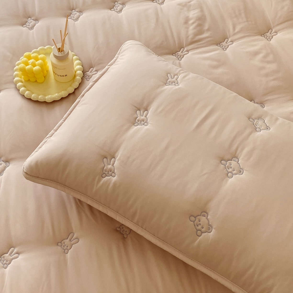 91家纺网 家纺一手货源 找家纺 尊康家纺（原磊科） 2025新款7A抗菌奶昔棉床笠-熊猫兔 熊猫兔-米咖