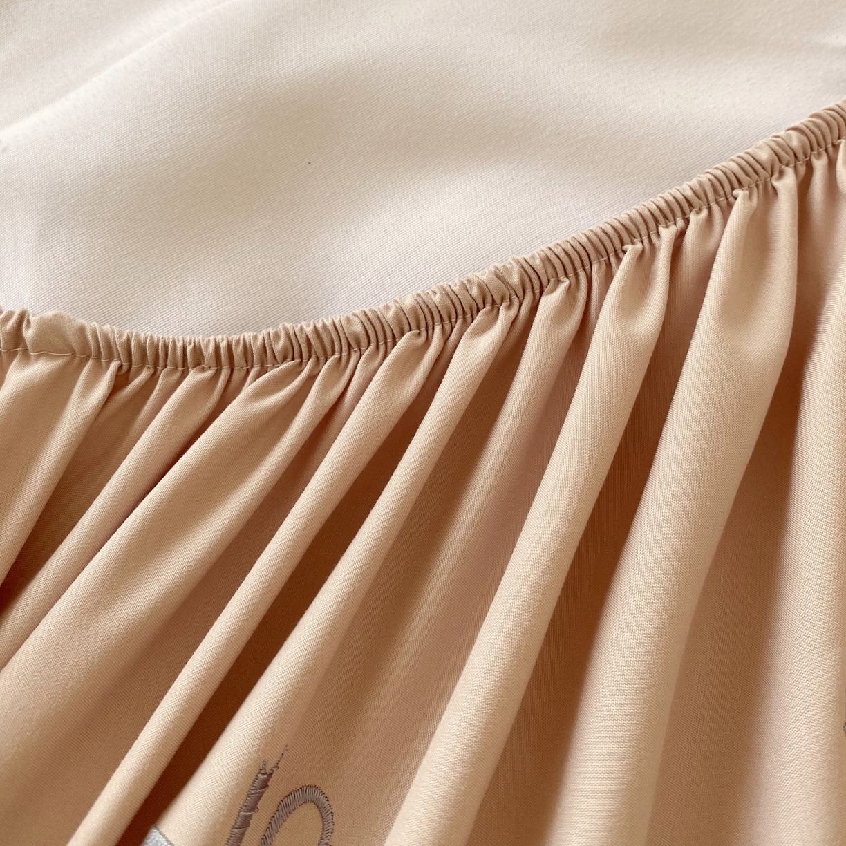 91家纺网 家纺一手货源 找家纺 尊康家纺（原磊科） 2025新款7A抗菌奶昔棉床笠-熊猫兔 熊猫兔-米咖