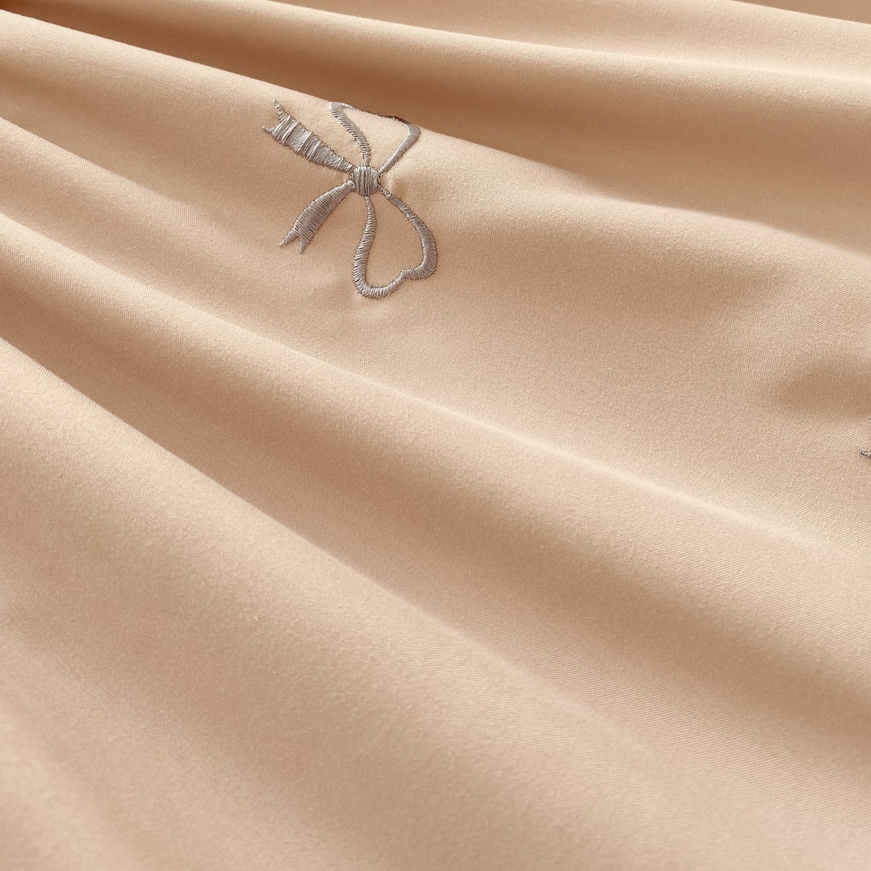 91家纺网 家纺一手货源 找家纺 尊康家纺（原磊科） 2025新款7A抗菌奶昔棉床笠-熊猫兔 熊猫兔-米咖