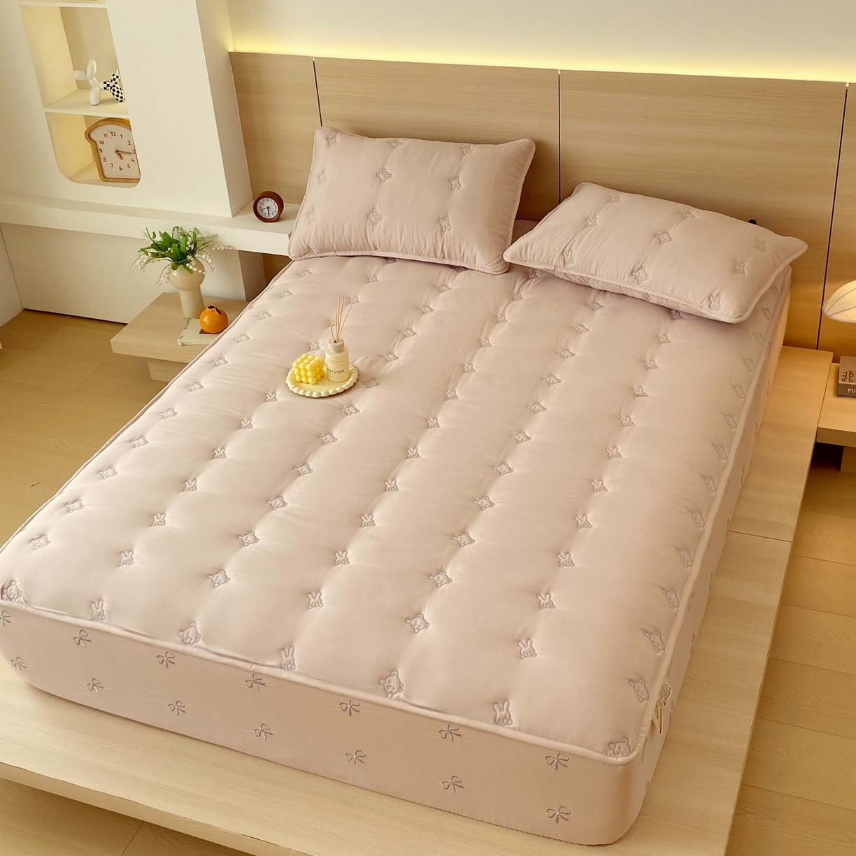 91家纺网 家纺一手货源 找家纺 尊康家纺（原磊科） 2025新款7A抗菌奶昔棉床笠-熊猫兔 熊猫兔-米咖