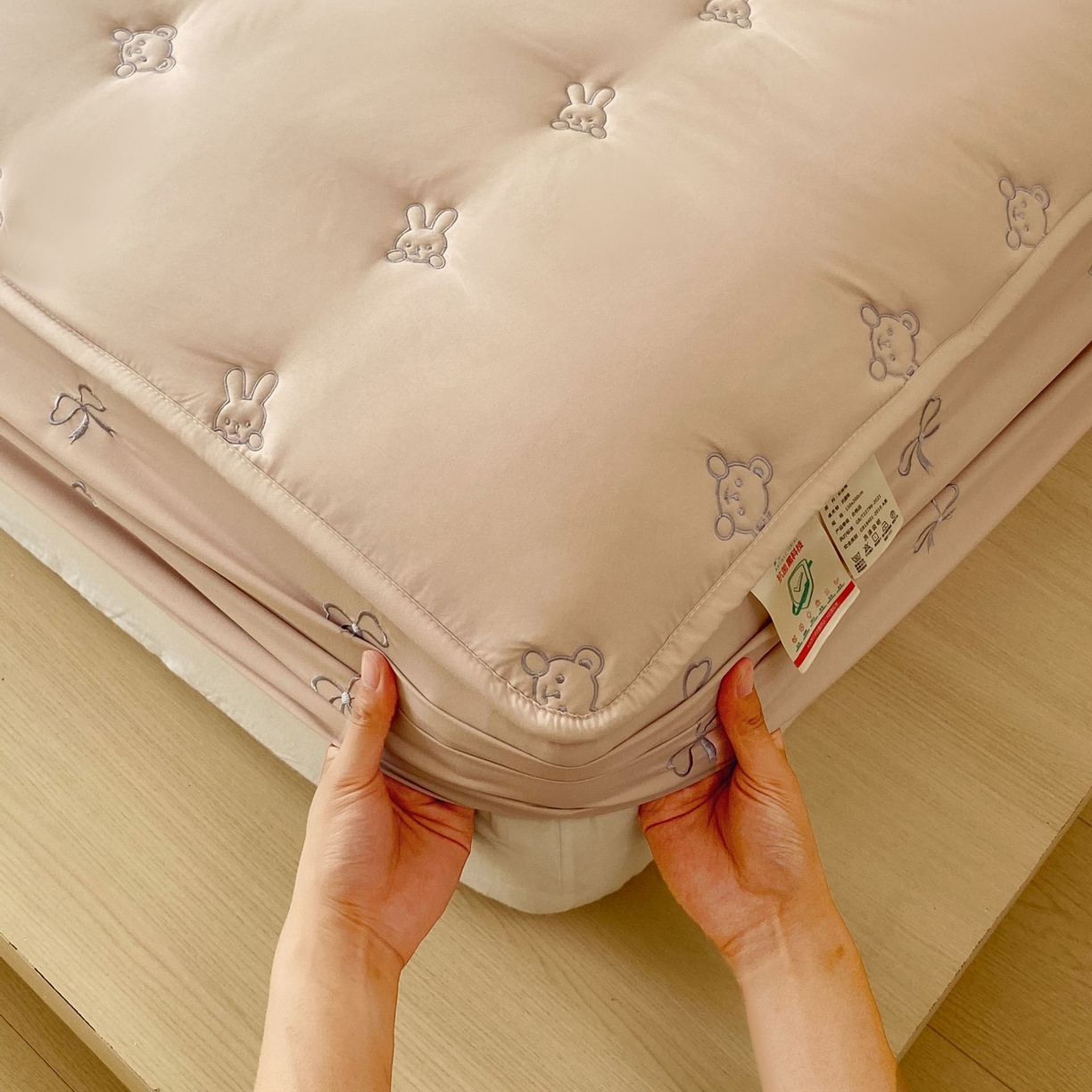 91家纺网 家纺一手货源 找家纺 尊康家纺（原磊科） 2025新款7A抗菌奶昔棉床笠-熊猫兔 熊猫兔-米咖