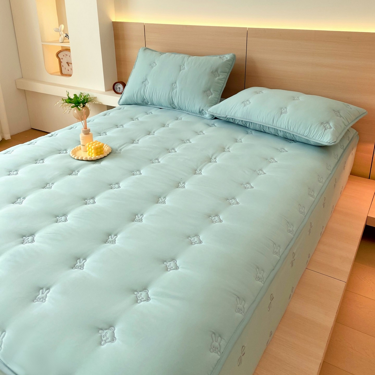 91家纺网 家纺一手货源 找家纺 尊康家纺（原磊科） 2025新款7A抗菌奶昔棉床笠-熊猫兔 熊猫兔-绿