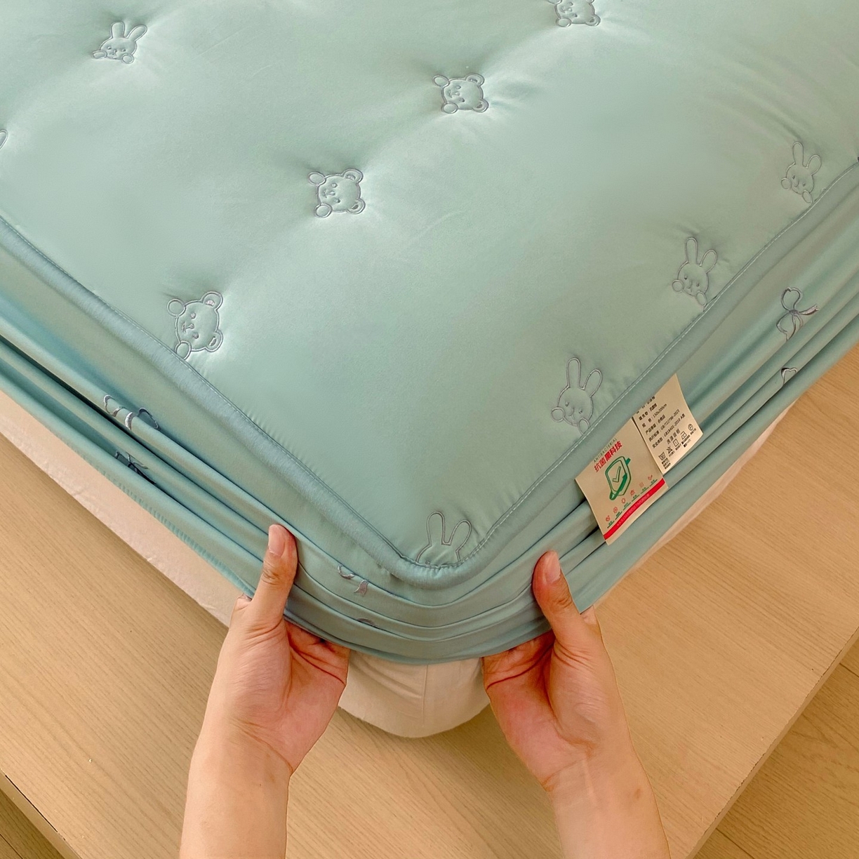 91家纺网 家纺一手货源 找家纺 尊康家纺（原磊科） 2025新款7A抗菌奶昔棉床笠-熊猫兔 熊猫兔-绿