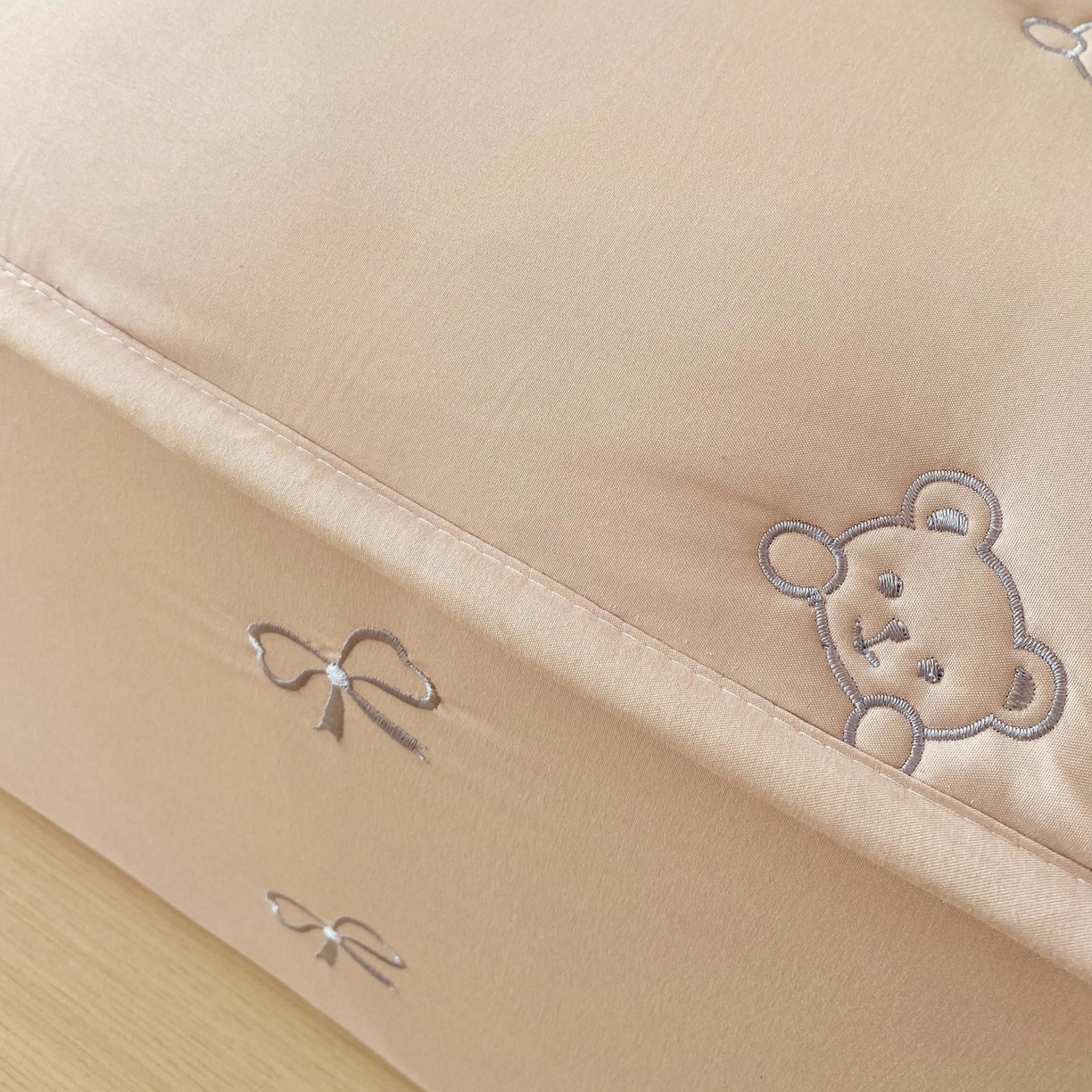 91家纺网 家纺一手货源 找家纺 尊康家纺（原磊科） 2025新款7A抗菌奶昔棉床笠-熊猫兔 熊猫兔-米咖