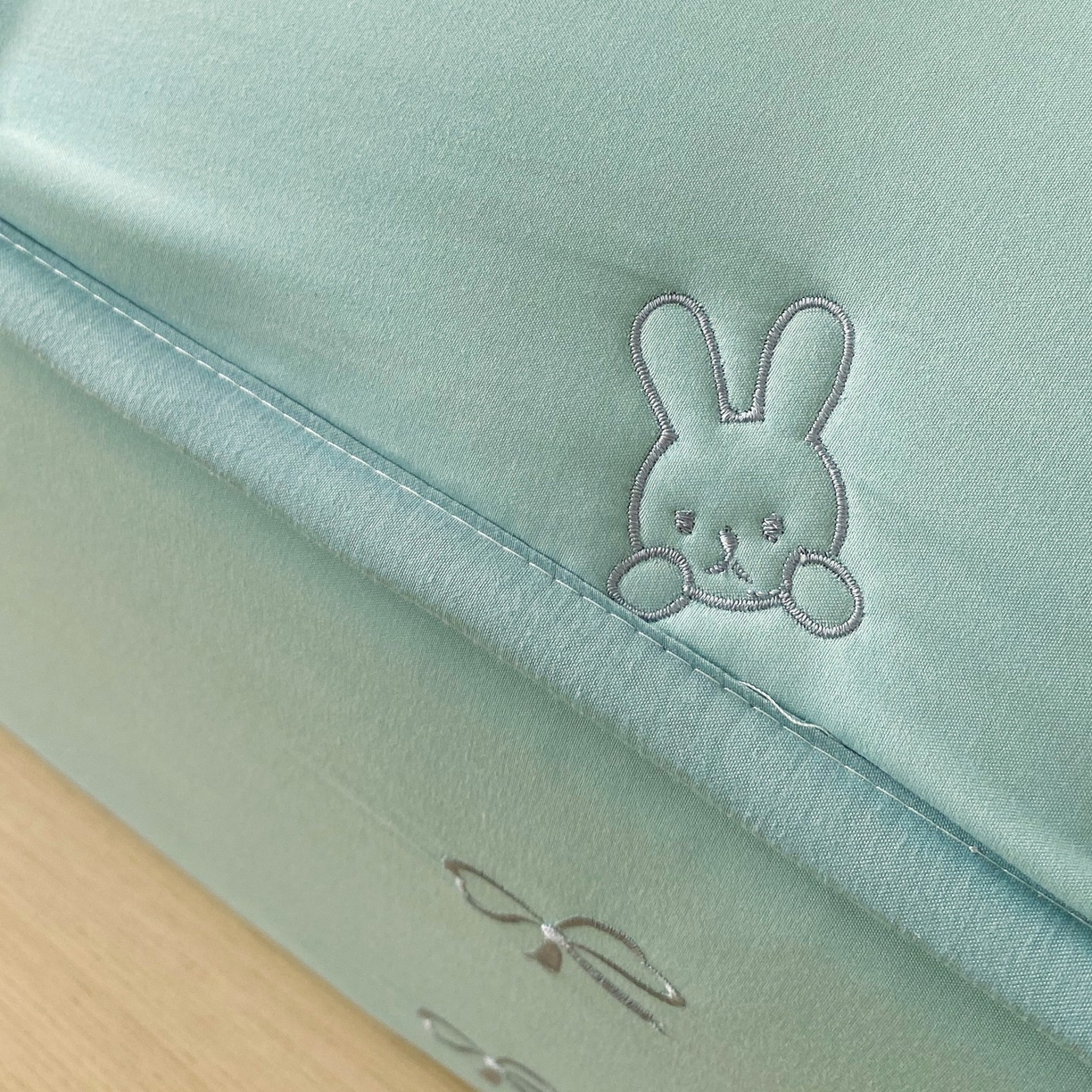 91家纺网 家纺一手货源 找家纺 尊康家纺（原磊科） 2025新款7A抗菌奶昔棉床笠-熊猫兔 熊猫兔-绿