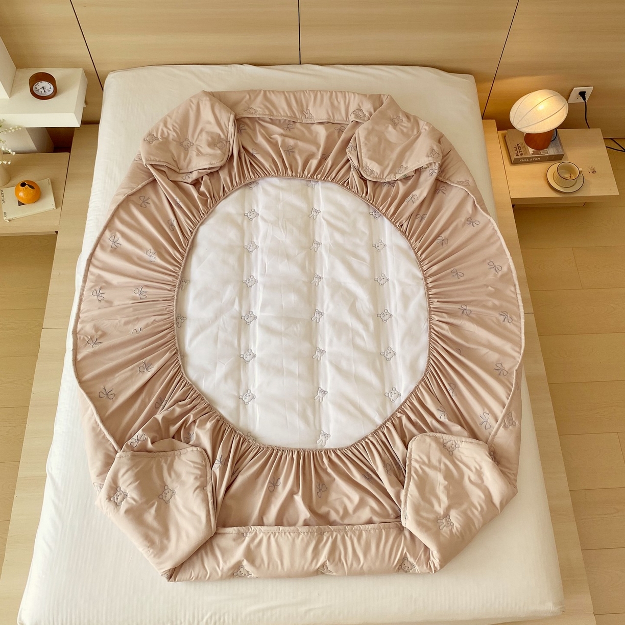 91家纺网 家纺一手货源 找家纺 尊康家纺（原磊科） 2025新款7A抗菌奶昔棉床笠-熊猫兔 熊猫兔-米咖