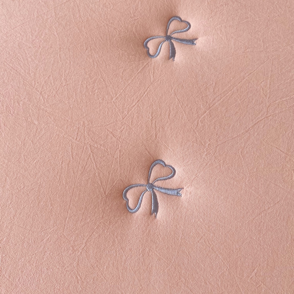 91家纺网 家纺一手货源 找家纺 尊康家纺（原磊科） 2025新款7A抗菌全棉色织水洗棉大豆棉填充床笠-同心结 同心结-粉玉