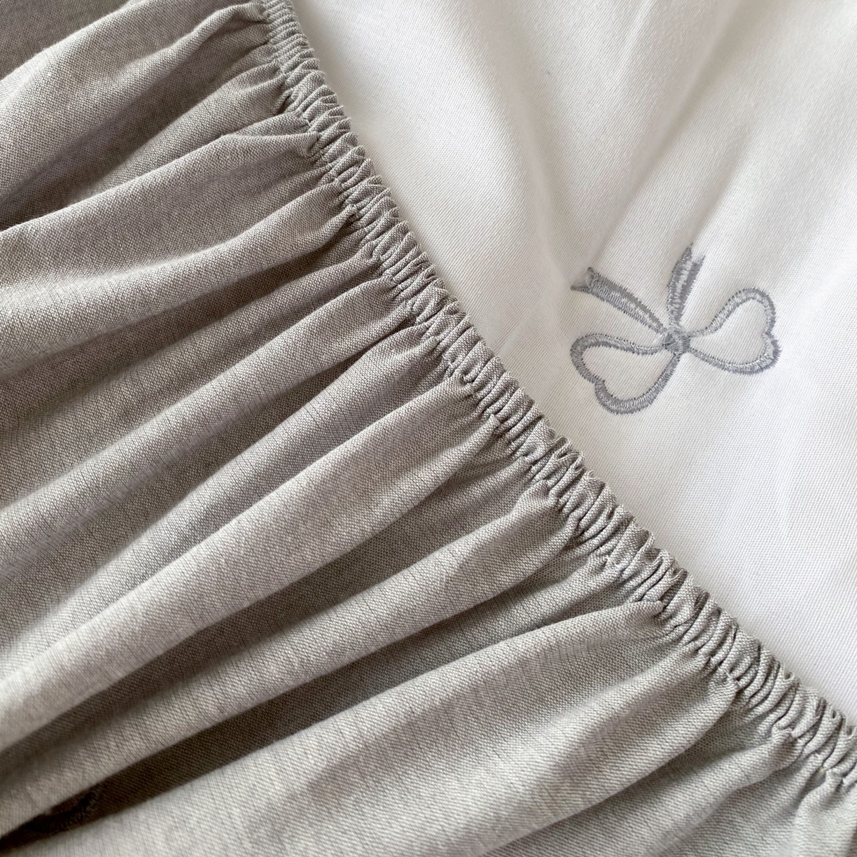 91家纺网 家纺一手货源 找家纺 尊康家纺（原磊科） 2025新款7A抗菌全棉色织水洗棉大豆棉填充床笠-同心结 同心结-绅士灰