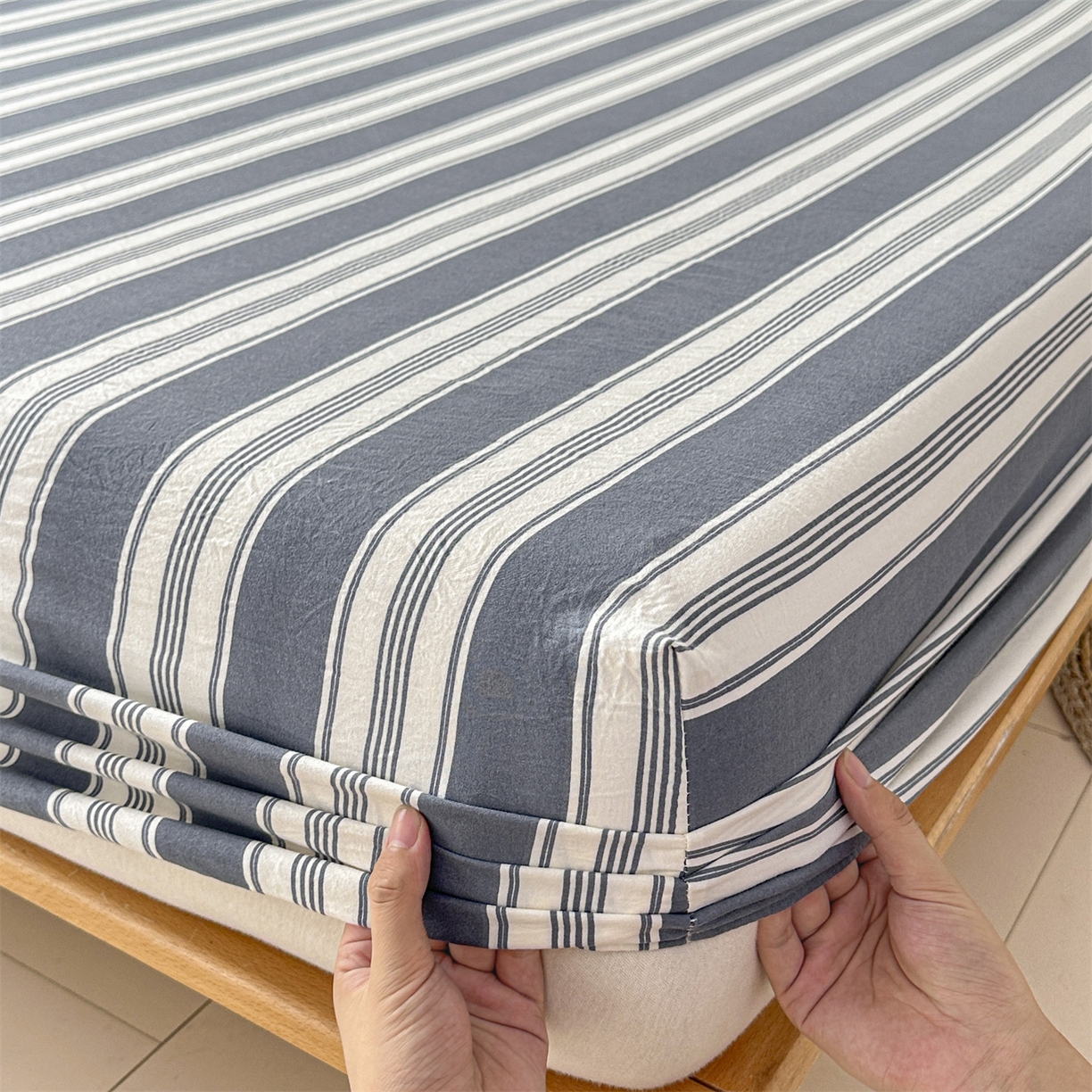 91家纺网 家纺一手货源 找家纺 盛秋家纺 2025新款A类水洗棉格子印花床笠单品床笠单件单床笠 黑灰中条