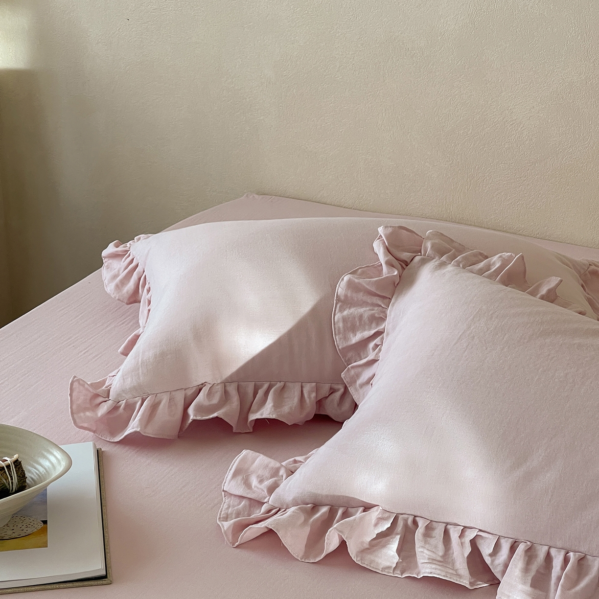 91家纺网 家纺一手货源 找家纺 三味舒屋 2025新款花边美学全棉双层纱单品单枕套 粉茶花