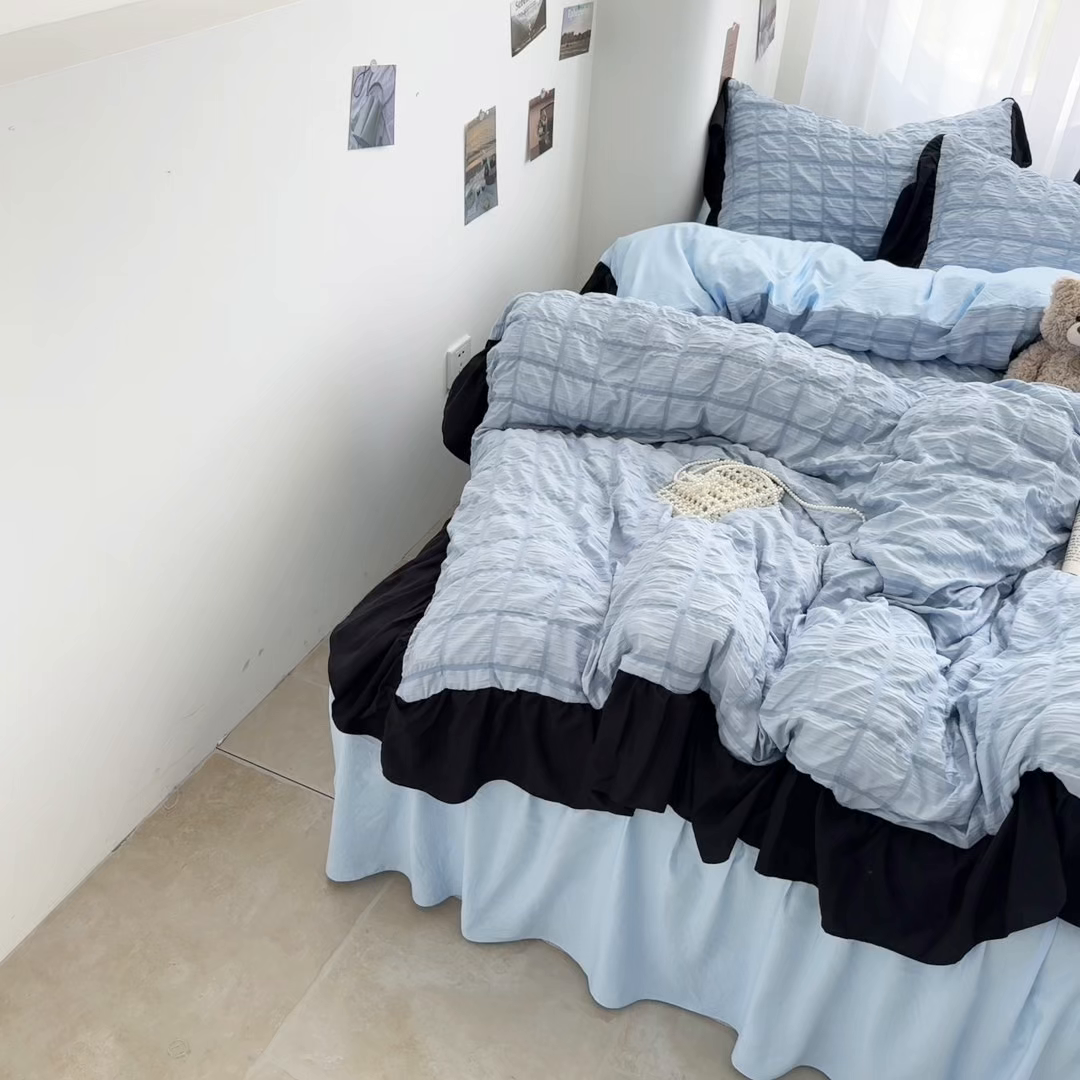 91家纺网 家纺一手货源 找家纺 优卡迪家纺馆 2025新款亲肤舒适A类法式泡泡纱花边款四件套 蓝莓仙草