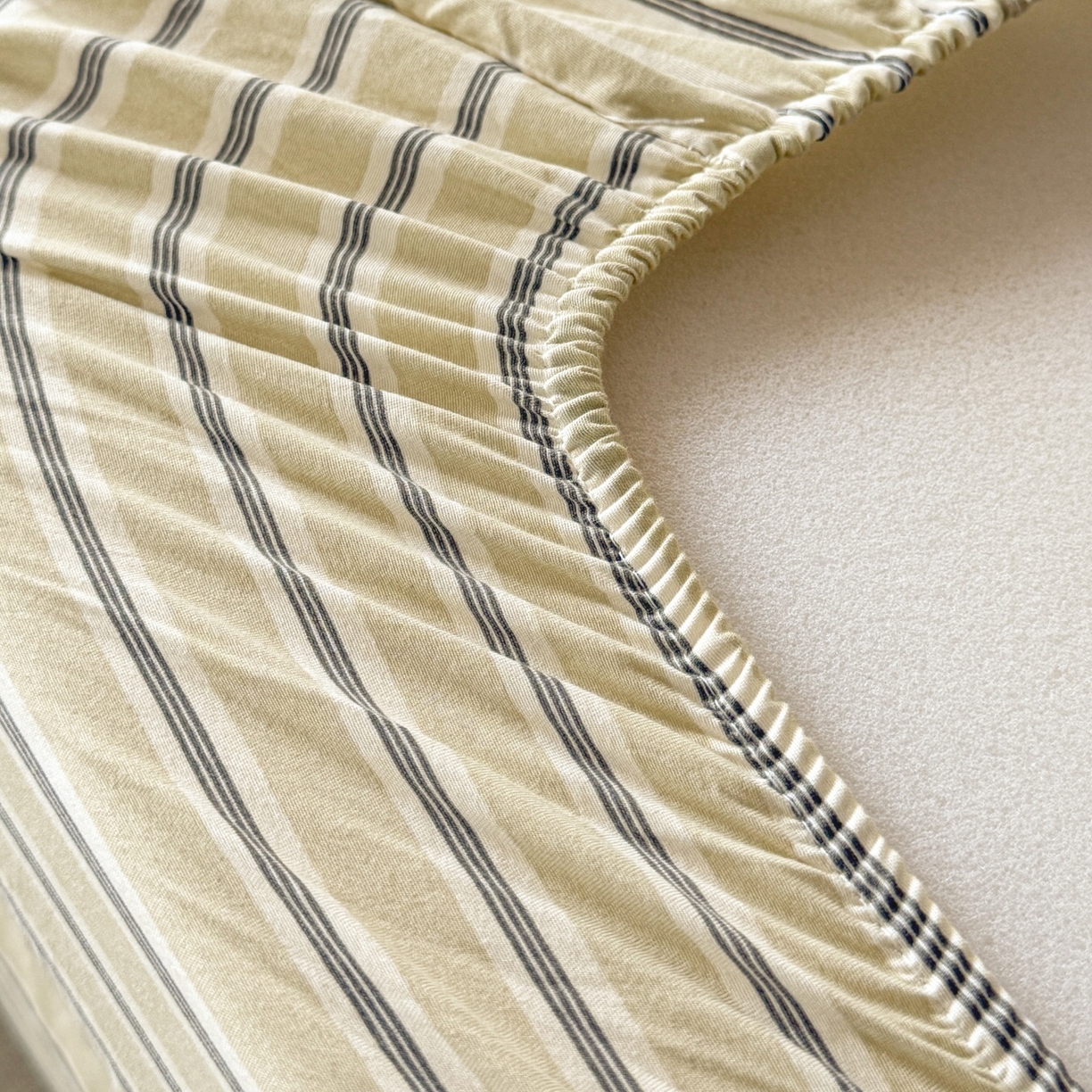 91家纺网 家纺一手货源 找家纺 盛秋家纺 2025新款A类水洗棉格子印花床笠单品床笠单件单床笠 泡芙黄