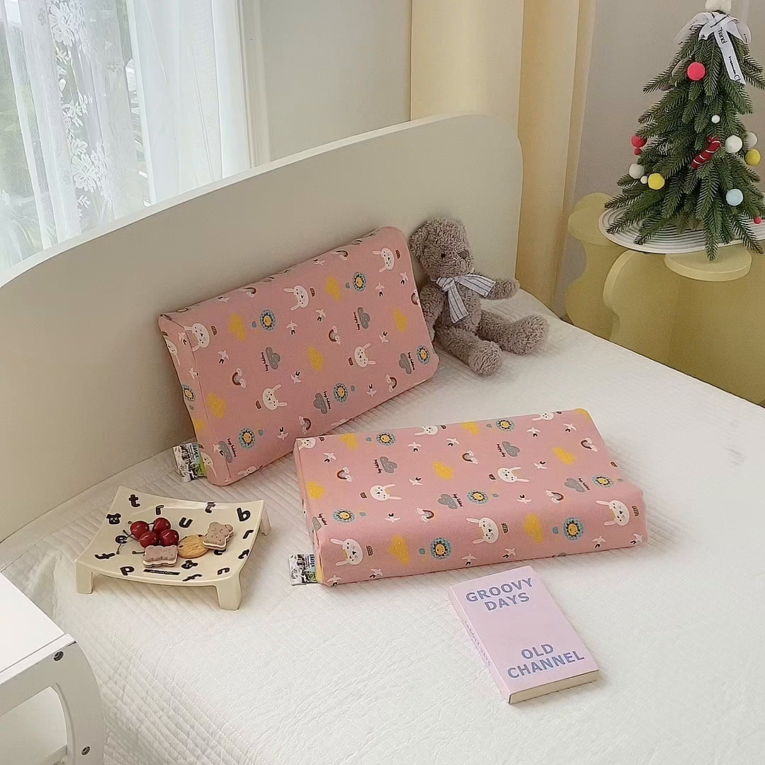 91家纺网 家纺一手货源 找家纺 美丽折家纺 2025新款A类全棉儿童乳胶枕枕头枕芯 彩虹小兔 30x50cm/只（乳胶枕芯+外套+内套）