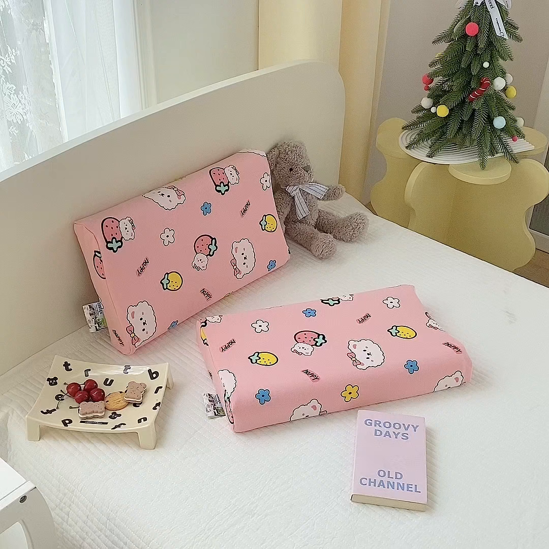 91家纺网 家纺一手货源 找家纺 美丽折家纺 2025新款A类全棉儿童乳胶枕枕头枕芯 草莓小熊 30x50cm/只（乳胶枕芯+外套+内套）