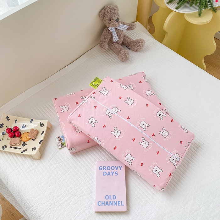 91家纺网 家纺一手货源 找家纺 美丽折家纺 2025新款A类全棉儿童乳胶枕枕头枕芯 樱桃兔粉 30x50cm/只（乳胶枕芯+外套+内套）