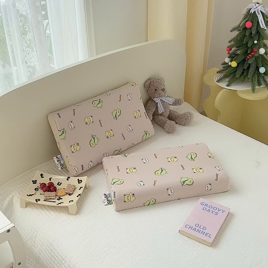 91家纺网 家纺一手货源 找家纺 美丽折家纺 2025新款A类全棉儿童乳胶枕枕头枕芯 恐龙小熊-咖 30x50cm/只（乳胶枕芯+外套+内套）