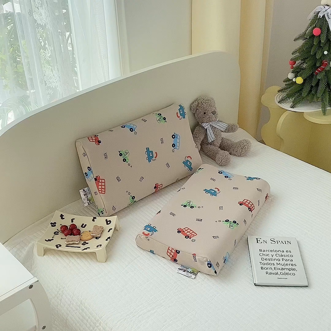 91家纺网 家纺一手货源 找家纺 美丽折家纺 2025新款A类全棉儿童乳胶枕枕头枕芯 米色工程车 30x50cm/只（乳胶枕芯+外套+内套）