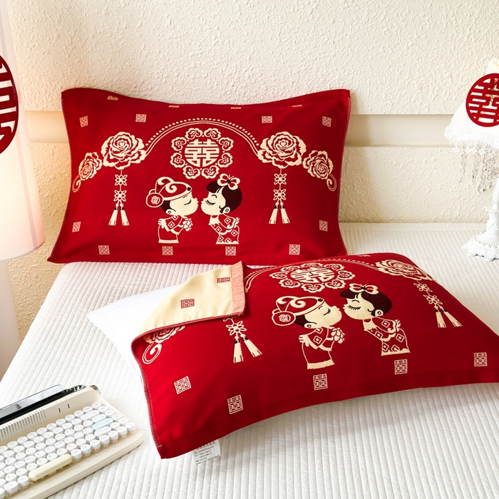 91家纺网 家纺一手货源 找家纺 悦然毛巾被 2025新款悦然三层大红枕巾婚庆三层全棉纯棉纱布枕巾 相亲相爱 52x78cm枕巾一只