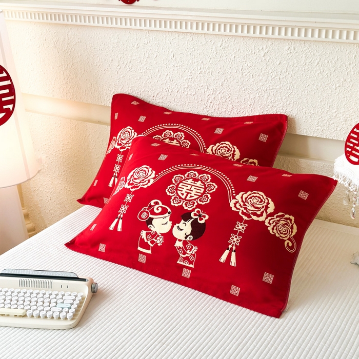 91家纺网 家纺一手货源 找家纺 悦然毛巾被 2025新款悦然三层大红枕巾婚庆三层全棉纯棉纱布枕巾 相亲相爱 52x78cm枕巾一对