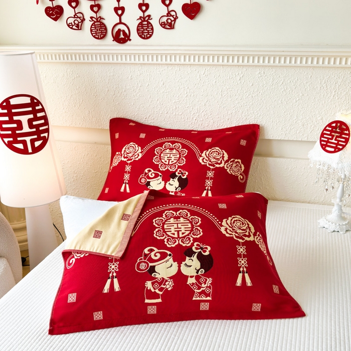 91家纺网 家纺一手货源 找家纺 悦然毛巾被 2025新款悦然三层大红枕巾婚庆三层全棉纯棉纱布枕巾 相亲相爱 52x78cm枕巾一只