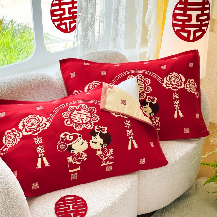 91家纺网 家纺一手货源 找家纺 悦然毛巾被 2025新款悦然三层大红枕巾婚庆三层全棉纯棉纱布枕巾 相亲相爱 52x78cm枕巾一只