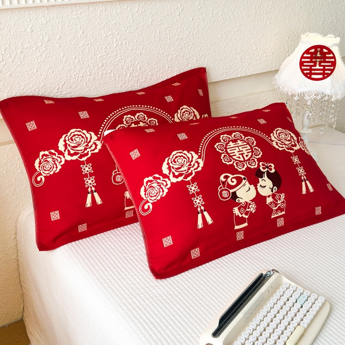 91家纺网 家纺一手货源 找家纺 悦然毛巾被 2025新款悦然三层大红枕巾婚庆三层全棉纯棉纱布枕巾 相亲相爱 52x78cm枕巾一对