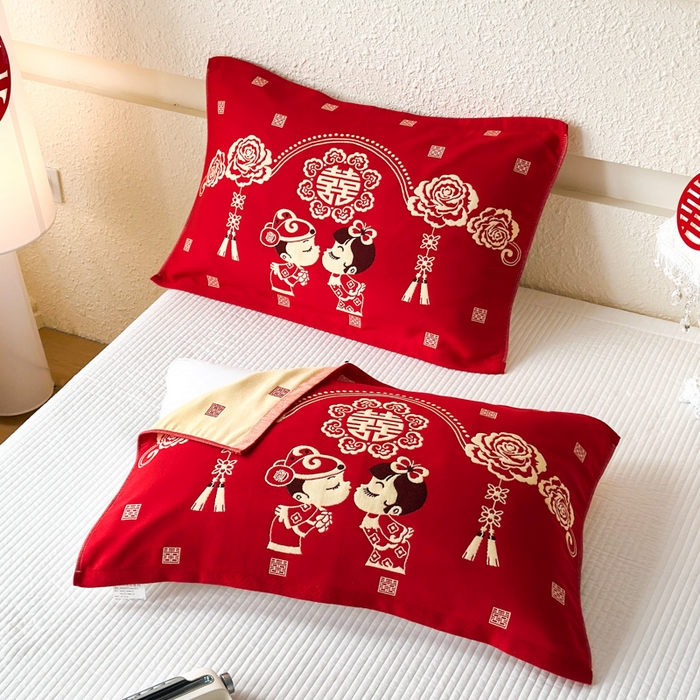 91家纺网 家纺一手货源 找家纺 悦然毛巾被 2025新款悦然三层大红枕巾婚庆三层全棉纯棉纱布枕巾 相亲相爱 52x78cm枕巾一只