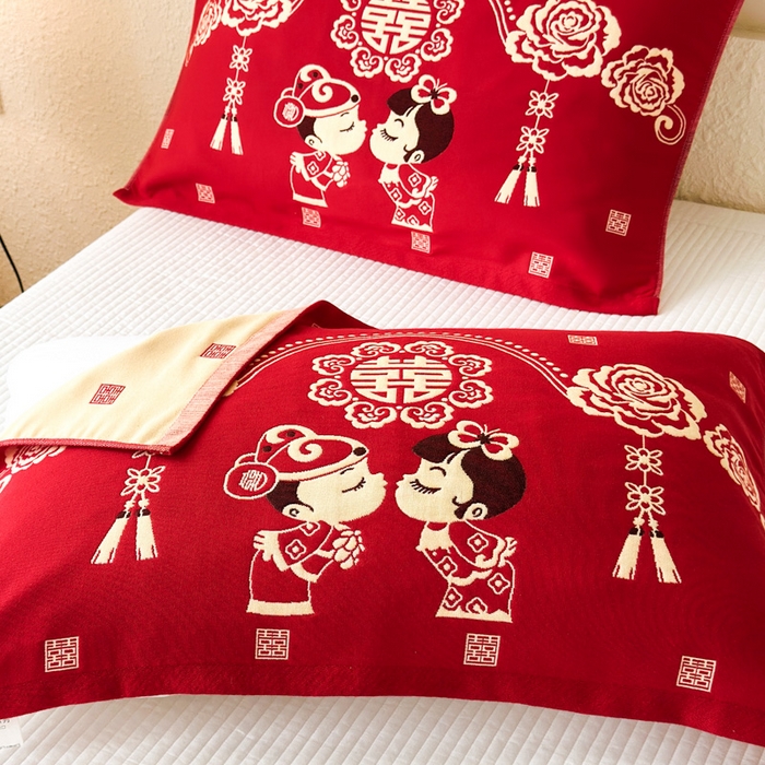 91家纺网 家纺一手货源 找家纺 悦然毛巾被 2025新款悦然三层大红枕巾婚庆三层全棉纯棉纱布枕巾 相亲相爱 52x78cm枕巾一只