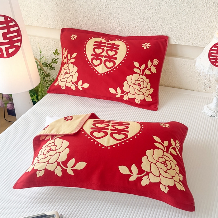 91家纺网 家纺一手货源 找家纺 悦然毛巾被 2025新款悦然三层大红枕巾婚庆三层全棉纯棉纱布枕巾 爱心玫瑰 52x78cm枕巾一对