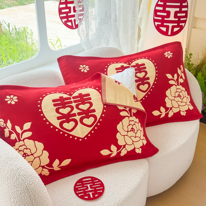 91家纺网 家纺一手货源 找家纺 悦然毛巾被 2025新款悦然三层大红枕巾婚庆三层全棉纯棉纱布枕巾 爱心玫瑰 52x78cm枕巾一对