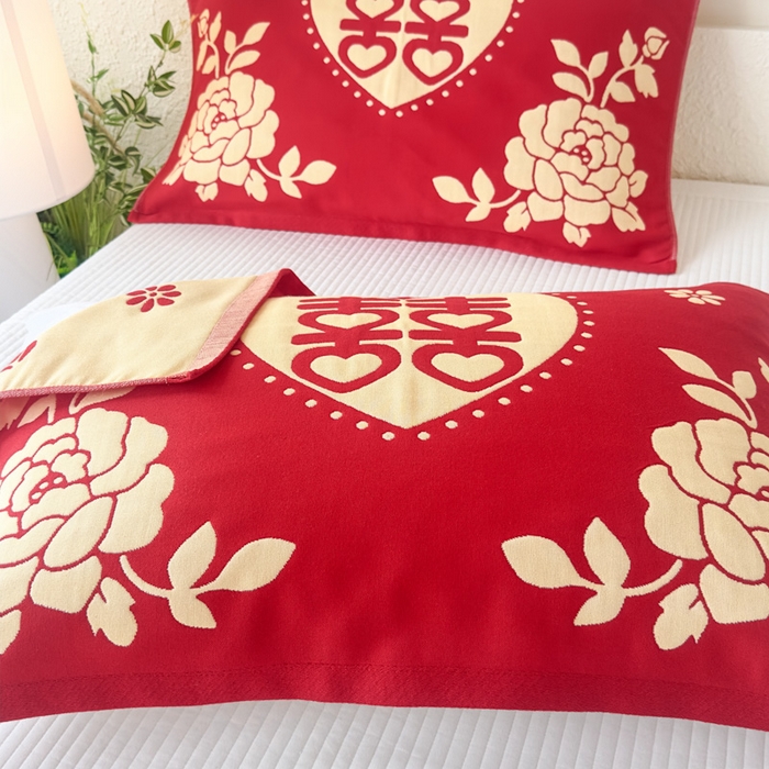 91家纺网 家纺一手货源 找家纺 悦然毛巾被 2025新款悦然三层大红枕巾婚庆三层全棉纯棉纱布枕巾 爱心玫瑰 52x78cm枕巾一只