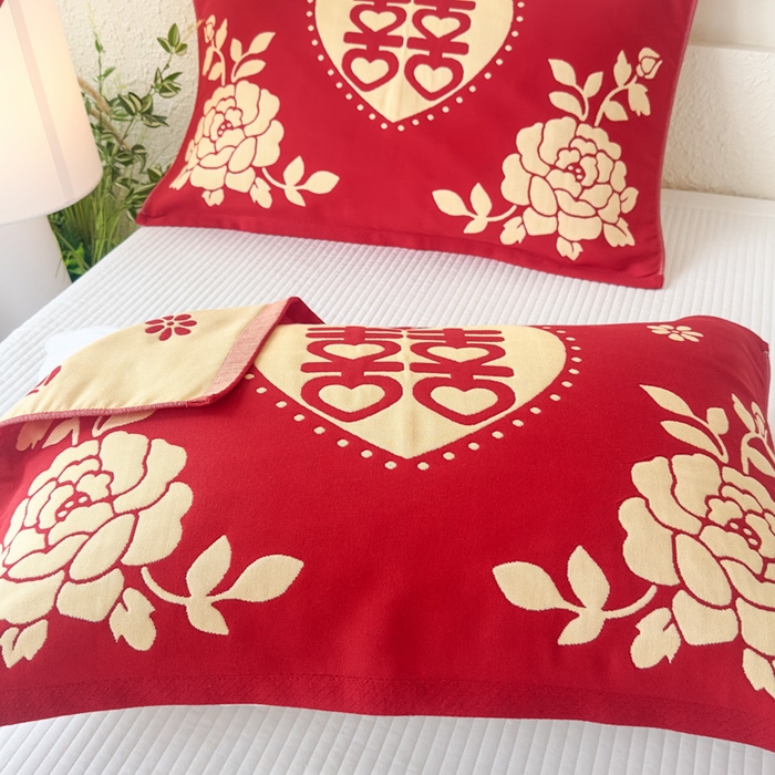 91家纺网 家纺一手货源 找家纺 悦然毛巾被 2025新款悦然三层大红枕巾婚庆三层全棉纯棉纱布枕巾 爱心玫瑰 52x78cm枕巾一只