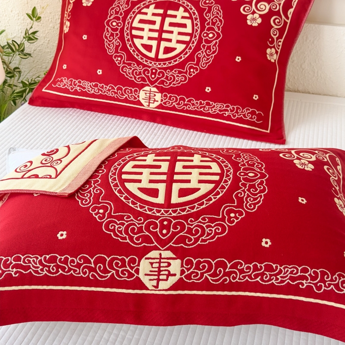 91家纺网 家纺一手货源 找家纺 悦然毛巾被 2025新款悦然三层大红枕巾婚庆三层全棉纯棉纱布枕巾 红妆喜事 52x78cm枕巾一只