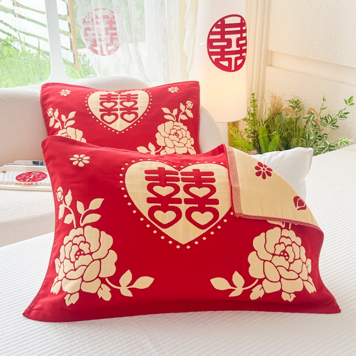 91家纺网 家纺一手货源 找家纺 悦然毛巾被 2025新款悦然三层大红枕巾婚庆三层全棉纯棉纱布枕巾 爱心玫瑰 52x78cm枕巾一只