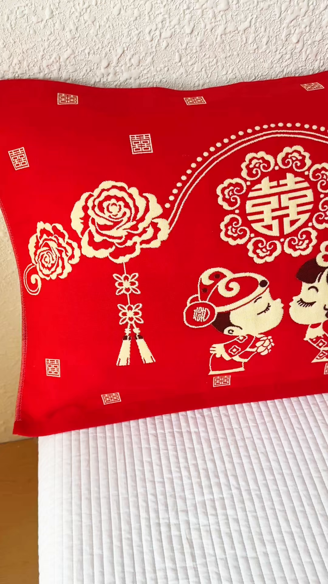 91家纺网 家纺一手货源 找家纺 悦然毛巾被 2025新款悦然三层大红枕巾婚庆三层全棉纯棉纱布枕巾 相亲相爱 52x78cm枕巾一只