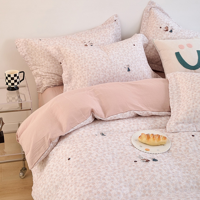 91家纺网 家纺一手货源 找家纺 2025新款全棉双层纱印花四件套（第二批）兔兔日记