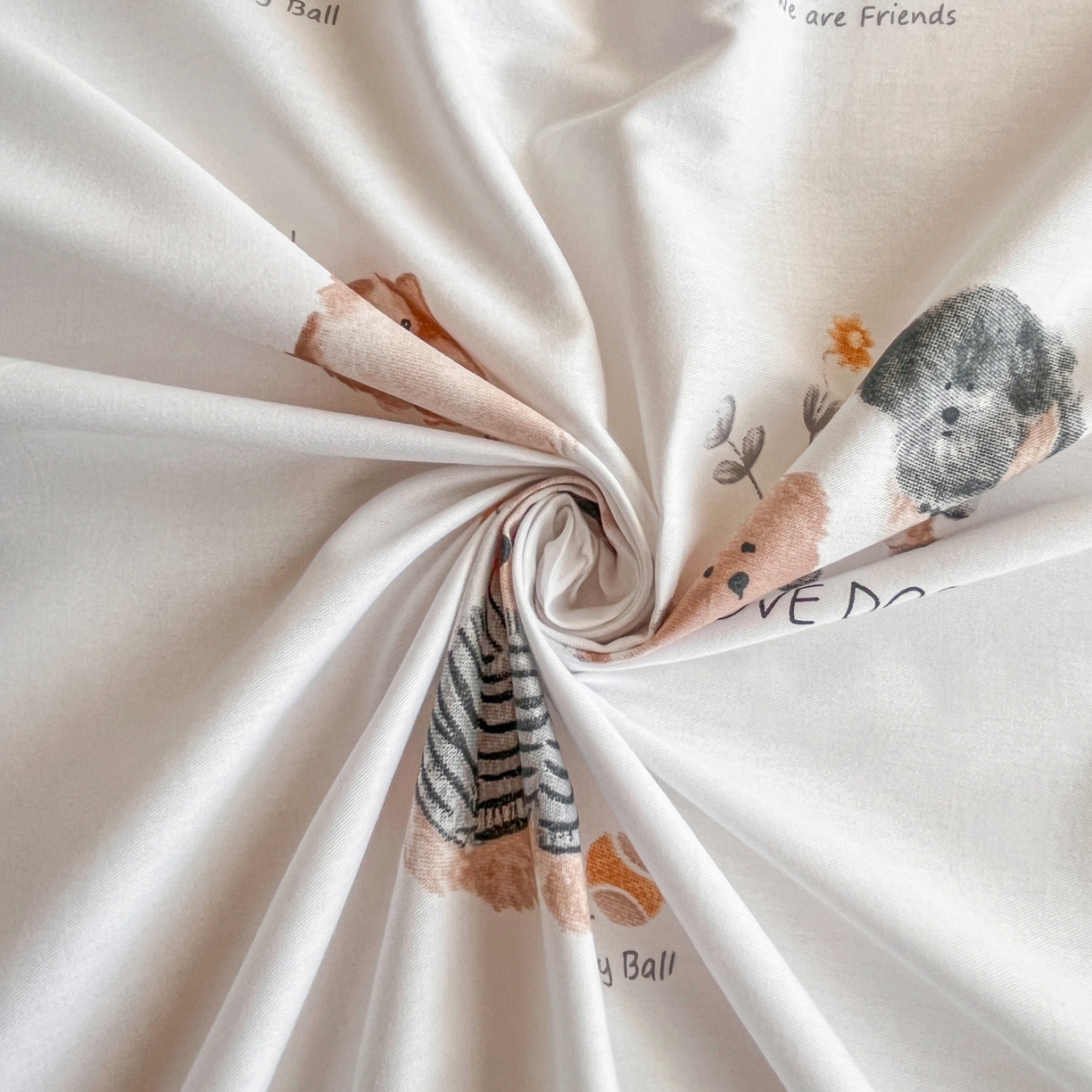 91家纺网 家纺一手货源 找家纺 金盛纺 2025新款13372全棉印花单品床单 欢乐家族