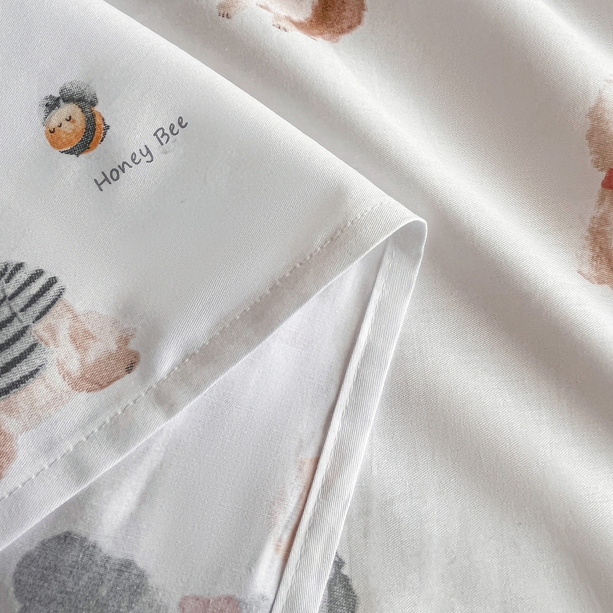 91家纺网 家纺一手货源 找家纺 金盛纺 2025新款13372全棉印花单品床单 欢乐家族