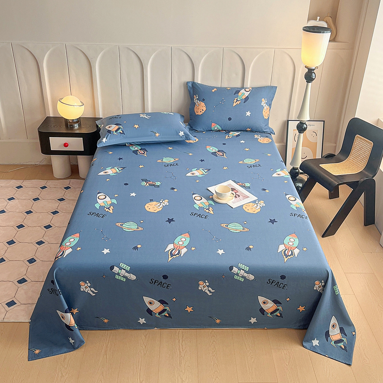 91家纺网 家纺一手货源 找家纺 金盛纺 2025新款13372全棉印花单品床单 环游太空