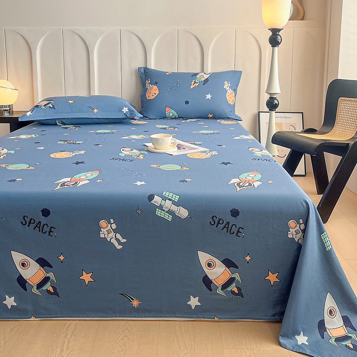 91家纺网 家纺一手货源 找家纺 金盛纺 2025新款13372全棉印花单品床单 环游太空